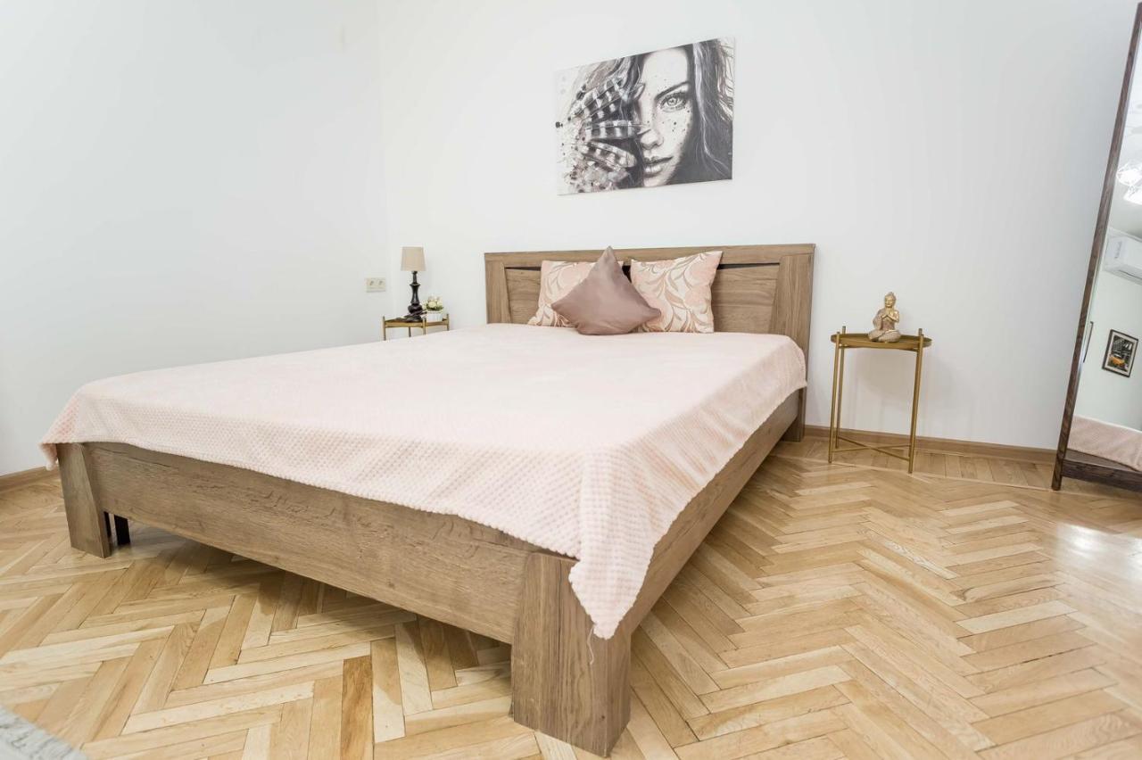 светлая в центре города Apartment *