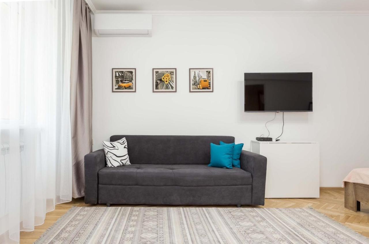 светлая в центре города Apartment Almaty
